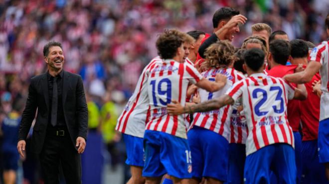 Simeone y los jugadores del Atlético de Madrid celebran la goleada en el derbi (Cordon Press)