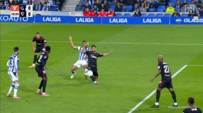 Acción del penalti de Fabio Cardoso.