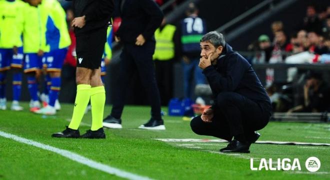 Ernesto Valverde, con rostro preocupado en el Athletic Club - Getafe de San Mamés (Foto: LALIGA).