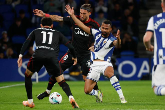 Yangel Herrera ante el Sevilla en Anoeta. (Foto: EFE)