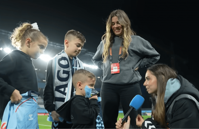 Jennifer Rueda, con Thiago, Mía y Aleix, hijos de Iago Aspas (Foto: Celta).