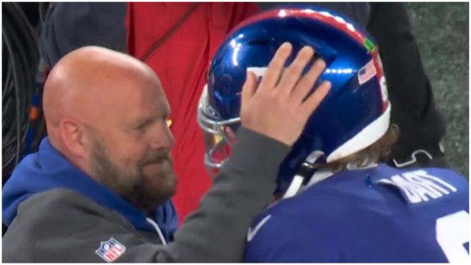 Brian Daboli y Jaxson Dart, de los New York Giants. (X)