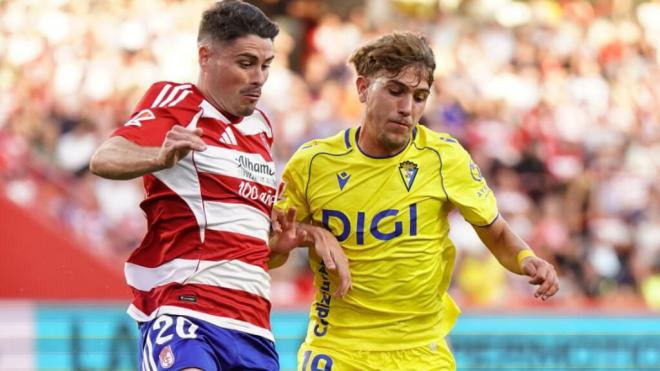 Sergio Ruiz y José Antonio de la Rosa, durante el Granada - Cádiz (foto: LALIGA).