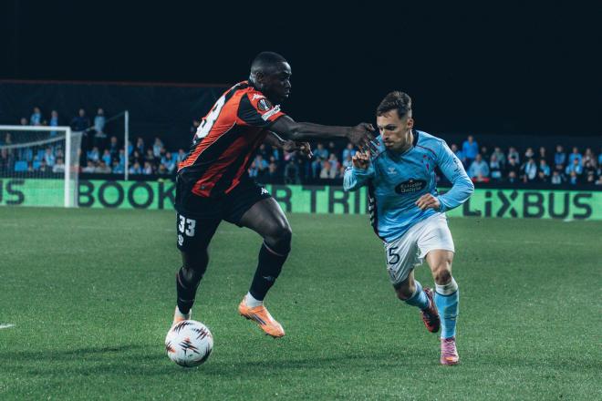 Bryan Zaragoza ante Mendy en el Celta-Niza (Foto: Celta).