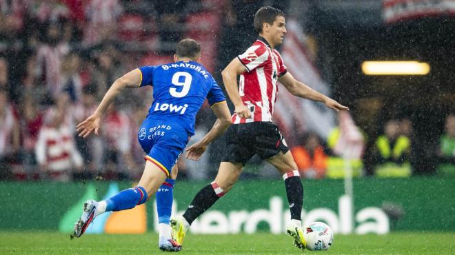 Iñigo Ruiz de Galarreta avanza en el partido perdido ante el Getafe en San Mamés (Foto: Athletic Club).