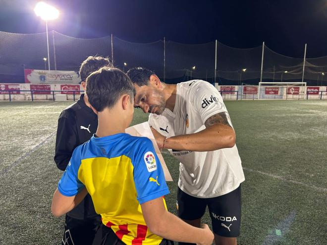 Tino Costa al final del duelo de Leyendas del Valencia CF en Ayora