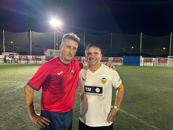 Juan Sánchez al final del duelo de Leyendas del Valencia CF en Ayora con el capitán del Ayorense
