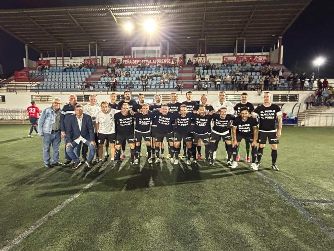 Leyendas del Valencia CF en Ayora con una camiseta especial