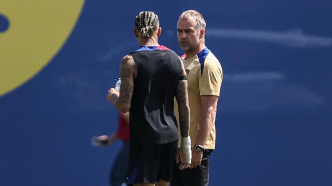 Raphinha y Hansi Flick en un entrenamiento (Europa Press)
