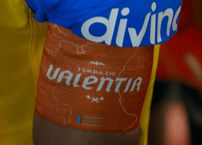 Brazalete de Gayà en Mestalla por el homenaje a la DANA (Foto: LALIGA)
