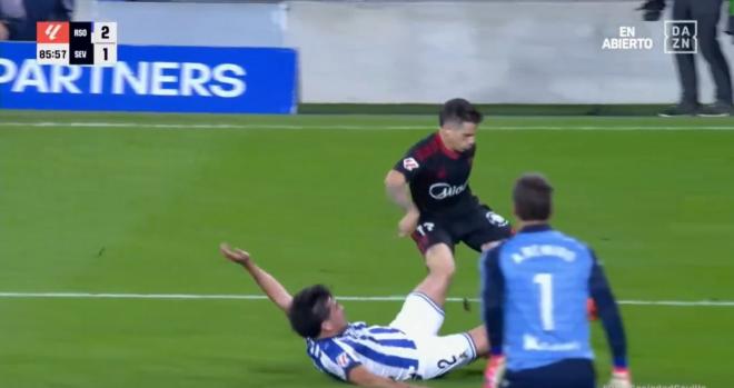 El penalti que reclamó Alfon contra la Real Sociedad.