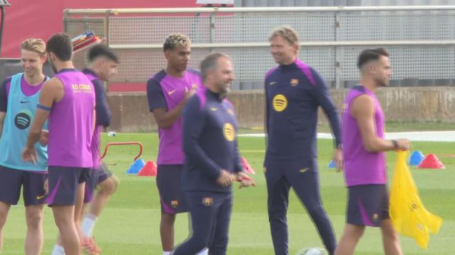Hansi Flick dirige la última sesión de entrenamiento antes del Clásico. (Foto: ElDesmarque)