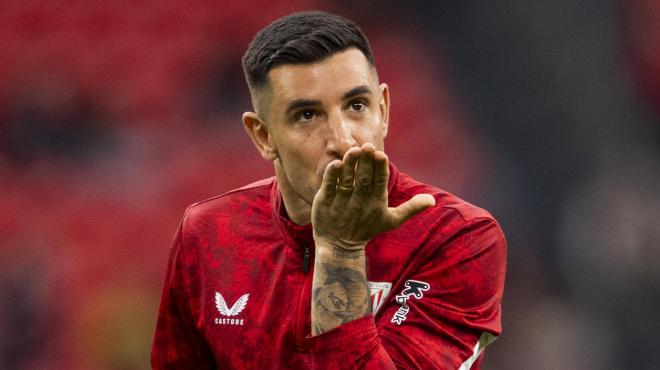 Beso de Yuri Berchiche a la grada antes de jugar el partido contra el Getafe CF en San Mamés (Foto: Athletic Club).