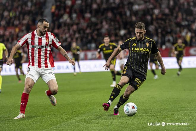 Mario Soberón ante el Sporting en El Molinón. (Foto: LALIGA)