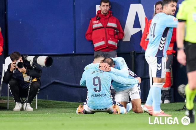 Ferran Jutglà se abraza con Borja Iglesias en El Sadar. (Foto: LALIGA)