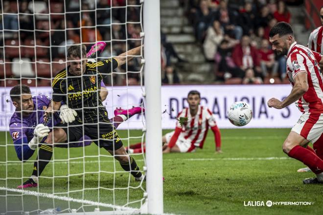 Mario Soberón ante el Sporting en El Molinón. (Foto: LALIGA)