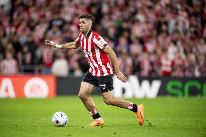 El carrilero Jesús Areso la lleva ante el Getafe en San Mamés (Foto: Athletic Club).