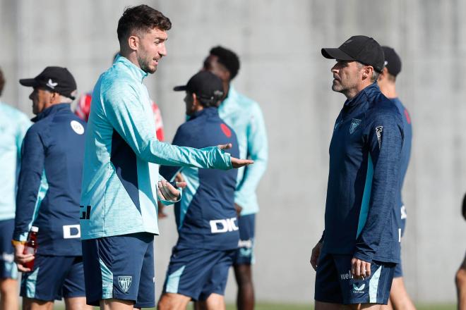 Aymeric Laporte y Ernesto Valverde hablan en un entrenamiento del Athletic Club (Foto: EFE).