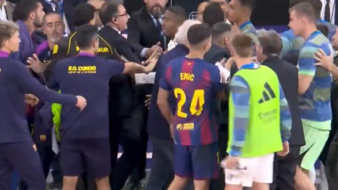 La bronca entre los dos banquillos al final del Clásico (Captura de DAZN)