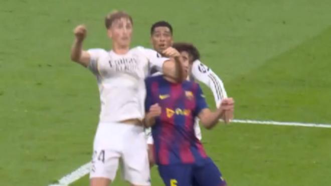 La acción ante Pau Cubarsí y Dean Huijsen antes del gol (Captura de DAZN)