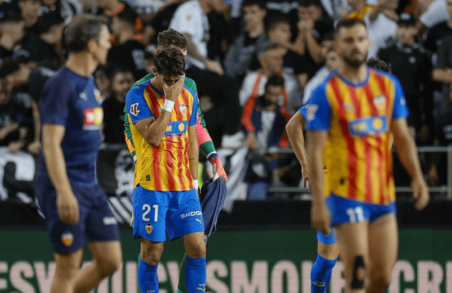 Protesta al final en Mestalla (Foto: LALIGA)