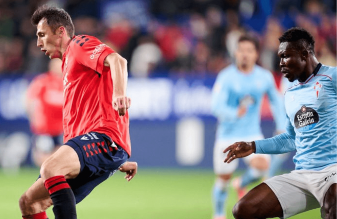 Joseph Aidoo ante Budimir (Foto: LaLiga).