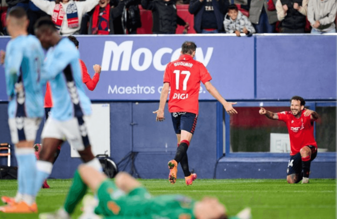 Budimir celebra uno de sus goles ante el Celta (Foto: LaLiga).