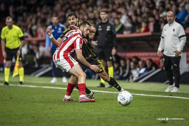 Carlos Pomares ante el Sporting. (Foto: LALIGA)