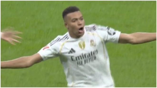 Kylian Mbappé celebra el gol anulado ante el Barcelona. (DAZN)