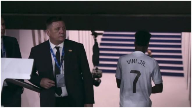 Vinicius se marcha a vestuarios tras el cambio en el Clásico. (DAZN)