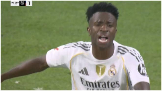 El enfado de Vinicius tras el cambio en el Clásico. (DAZN)