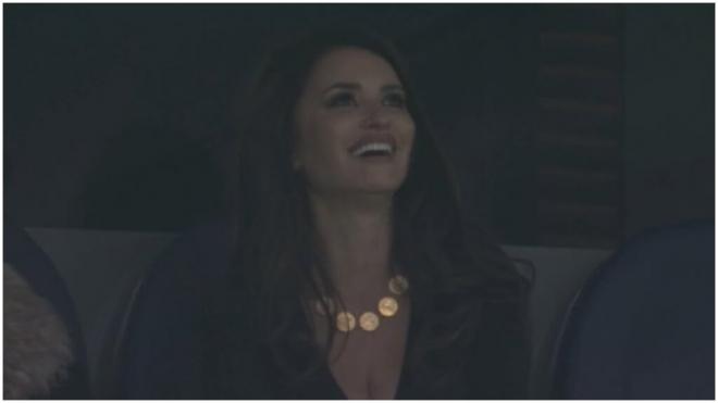 La reacción de Penélope Cruz al verse en las pantallas del Bernabéu. (DAZN)
