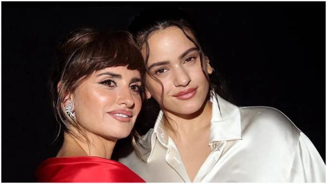 Rosalía y Penélope Cruz posando juntas. (Europa Press)