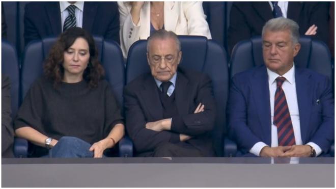 Isabel Díaz Ayuso, Florentino Pérez y Joan Laporta durante la revisión del penalti de Eric Garc