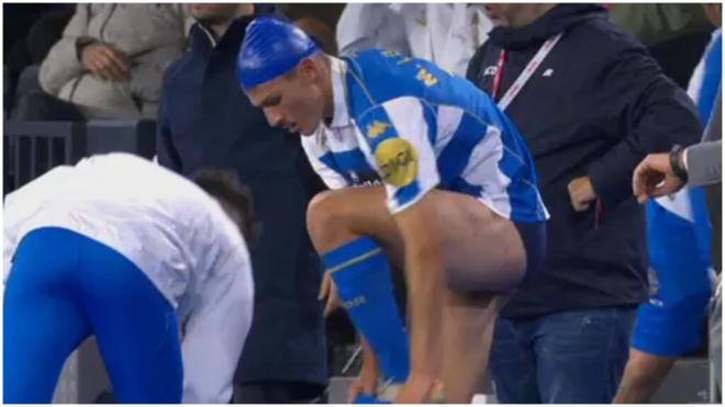 Louteiro sale con un gorro de piscina tras un choque con Latasa. (Movistar)