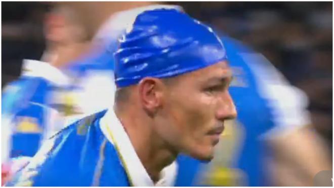 Louteiro sale con un gorro de piscina tras un choque con Latasa. (Movistar)