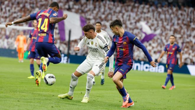 Fede Valverde ante Pedri y Rashford durante el Clásico entre el Real Madrid y Barcelona (foto: EFE