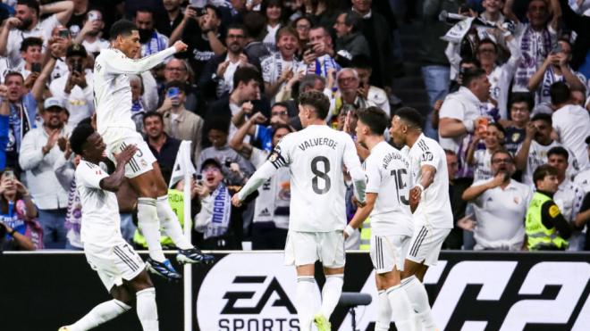 Jude Bellingham celebra con sus compañeros el 2-1 del Real Madrid - Barcelona (foto: Cordon Press)