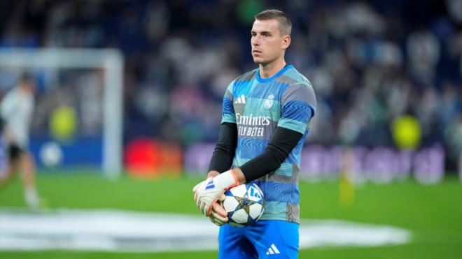Lunin, calentando en el partido de Champions del Madrid ante la Juventus (Foto: Europa Press).