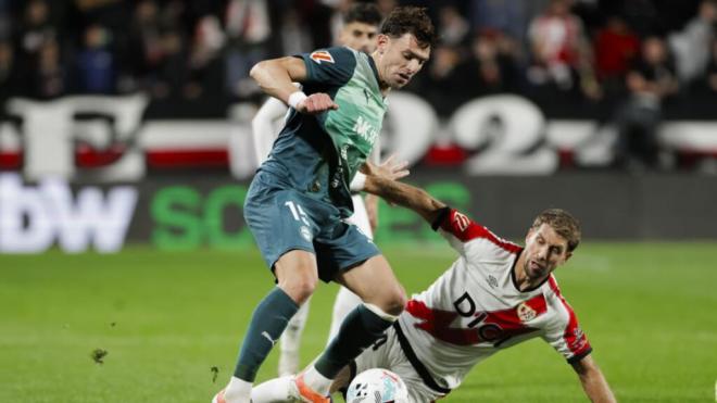 Boyé y Lejeune pelean un balón en el Rayo Vallecano - Deportivo Alavés (foto: LALIGA).