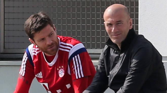 Zidane y Xabi Alonso se unen en un hito del Real Madrid (foto: Cordon Press).