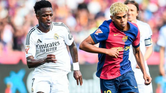 Vinicius y Lamine Yamal disputan un balón en el último Clásico. (Foto: Cordon Press)