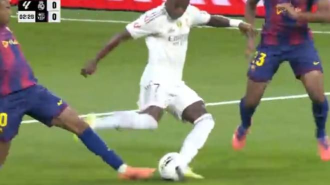 La acción de Vinicius y Lamine Yamal (Captura de DAZN)