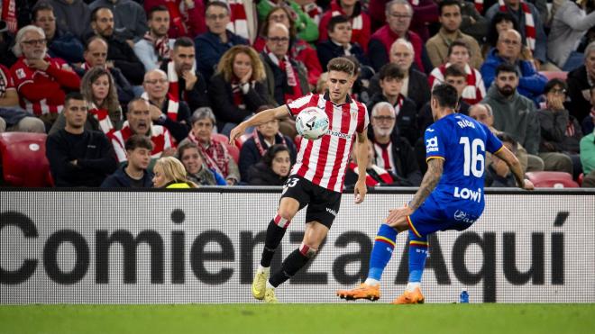 Control de Robert Navarro ante el Getafe en San Mamés (Foto: Athletic Club).