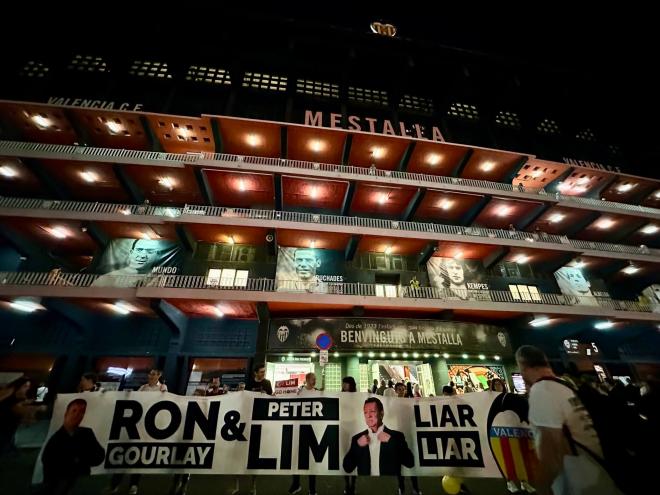 Pancarta de Libertad VCF contra Ron Gourlay y Peter Lim antes del Valencia CF - Villarreal