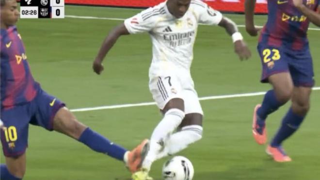 La acción de Vinicius y Lamine Yamal (Captura de DAZN)