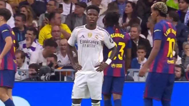 Vinicius y Lamine Yamal durante el partido (Captura de DAZN)