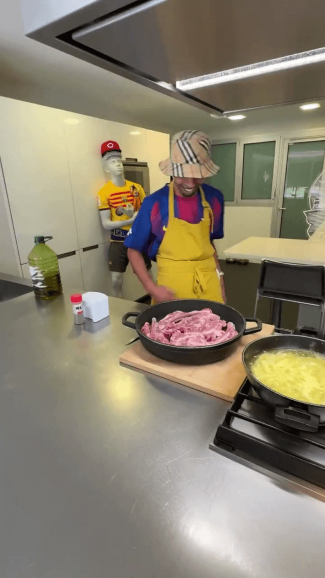 Mounir Nasraoui cocinando antes del Clásico (Instagram: @hustle_hard_304)