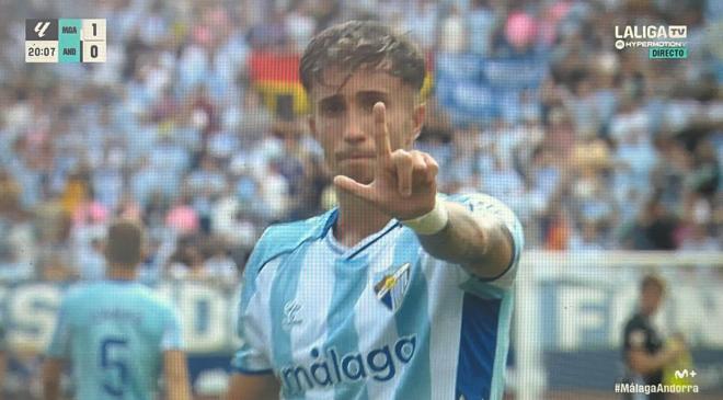 Larrubia celebra su gol en el Málaga-Andorra.