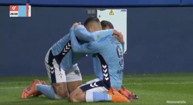 Borja Iglesias abraza a Jutglà en El Sadar. Foto: Movistar Plus.